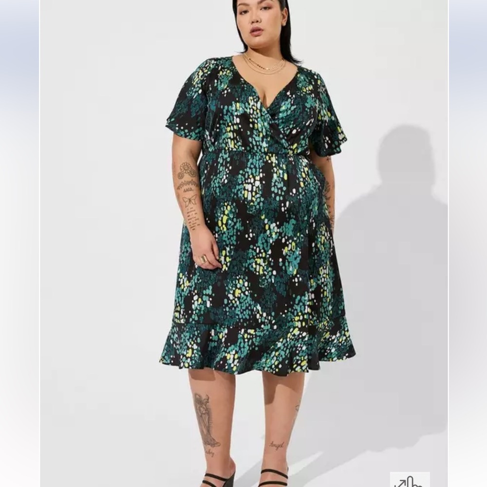 Torrid / Midi Bubble Charm Flutter Sleeve Wrap Dress Multicolor size 2 or 18/20
